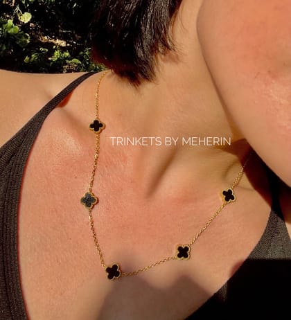 Several clover neckpiece