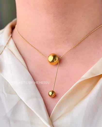 Ball gold neckpiece
