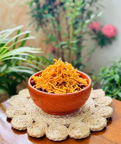 কুষ্টিয়া শিশির বেকারীর আলু চানাচুর (৩০০গ্রাম)