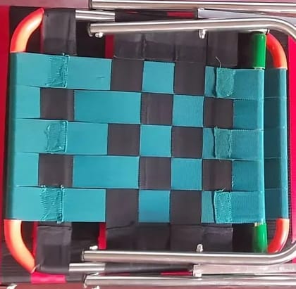 Folding steel chair - ভাঁজ করা স্টিলের চেয়ার