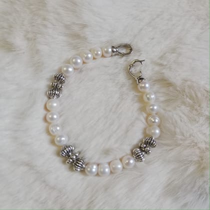 Pearl Bracelet with Exclusive Lock system