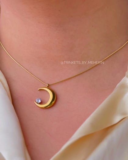 Half moon stone neckpiece (BESTSELLER)