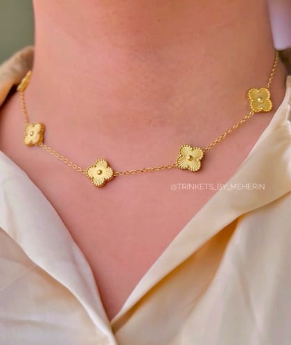 Golden cl'over neckpiece