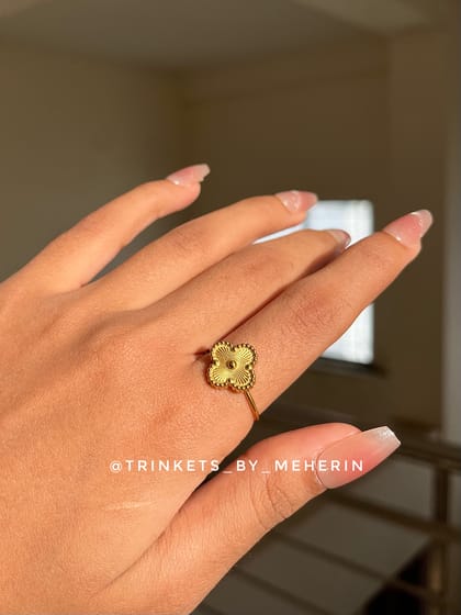 Gold cl'over ring