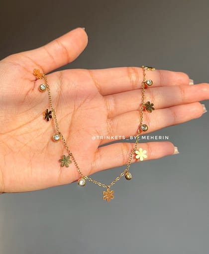 Floral charm neckpiece