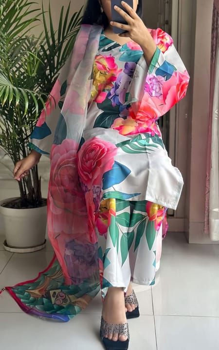 পাকিস্তানি ডিজাইনের  স্কিন প্রিন্টের ইন্সপায়ার্ড থ্রি পিস কালেকশন।