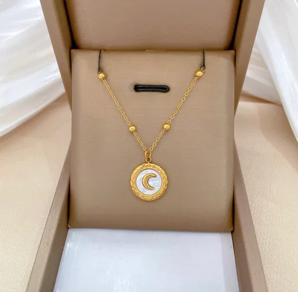 White shell moon necklace