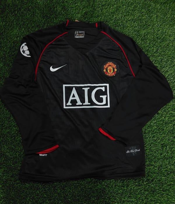 Manchester United 7/8 Away Retro kit Available Now.