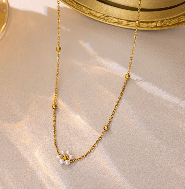 Minimal daisy neckpiece