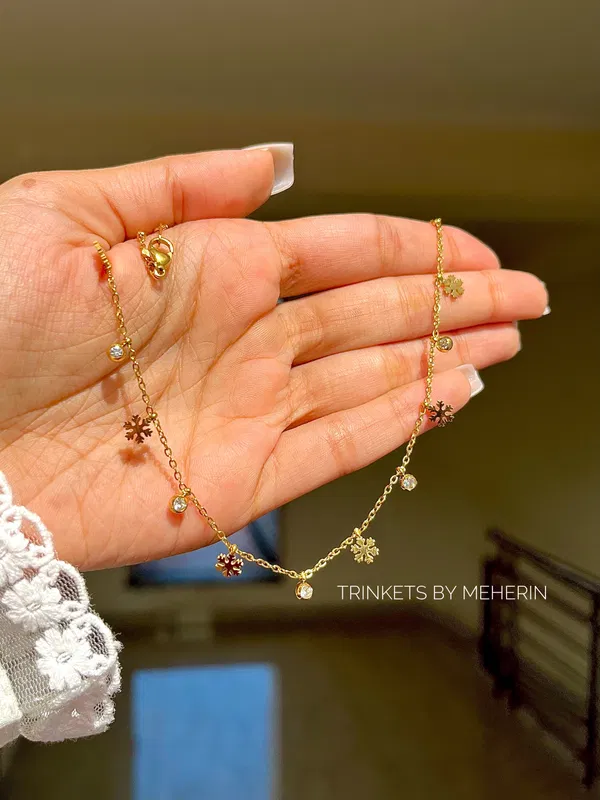 Snowflake charm neckpiece