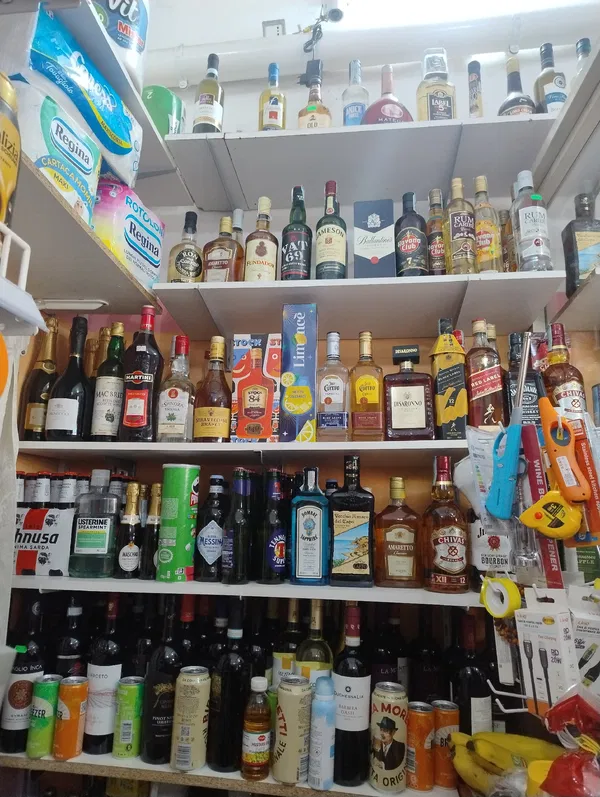 redlevel.black level.ballantines Jameson..stock84.Chiva regalJin Beam.Jack Daniels..Vat69.Habanaclubbianco.scure.Habana club7.Tequilabianco+scure