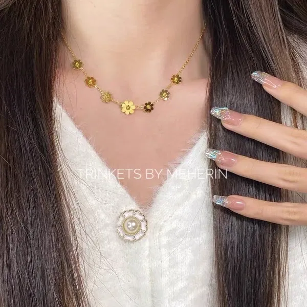 Daisy Floral Neckpiece
