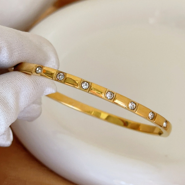 Seven diamond bracelet