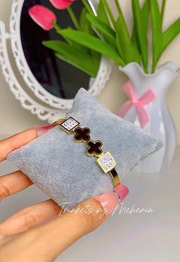 Openable cuff bracelet