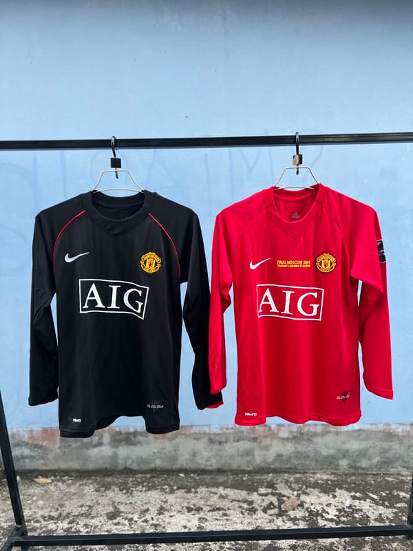 Manchester United 7/8 home and away retro kit available now
