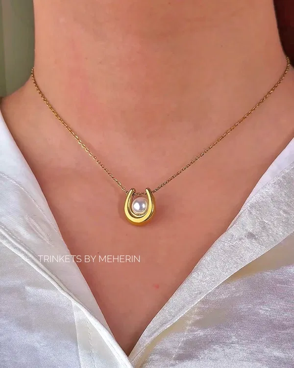 U-shape pearl pendant