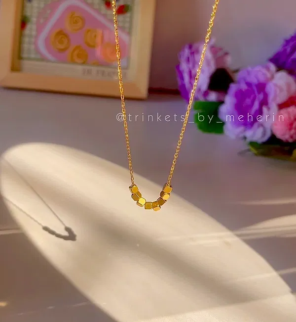 Eight cubes gold necklace