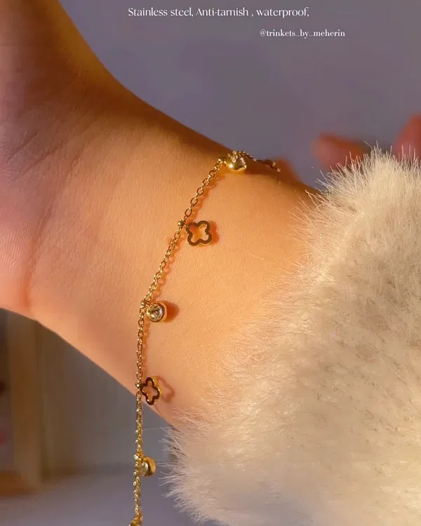 Minimal cl'over bracelet