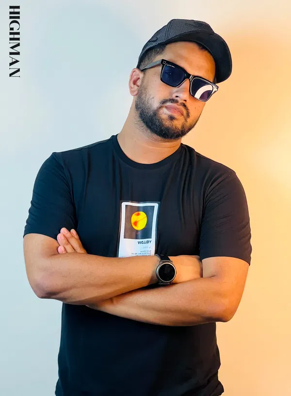 Premium Basic T-Shirt Black(yellow)