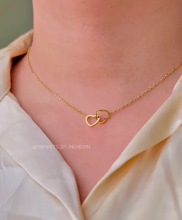Hugging love neckpiece