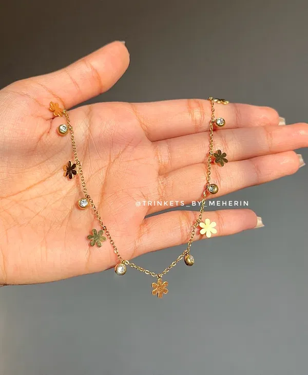 Floral charm neckpiece