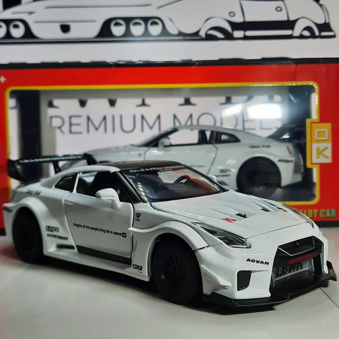 OM 1:32 NISSAN GTR R35 LBWK WHITE | HWM BD