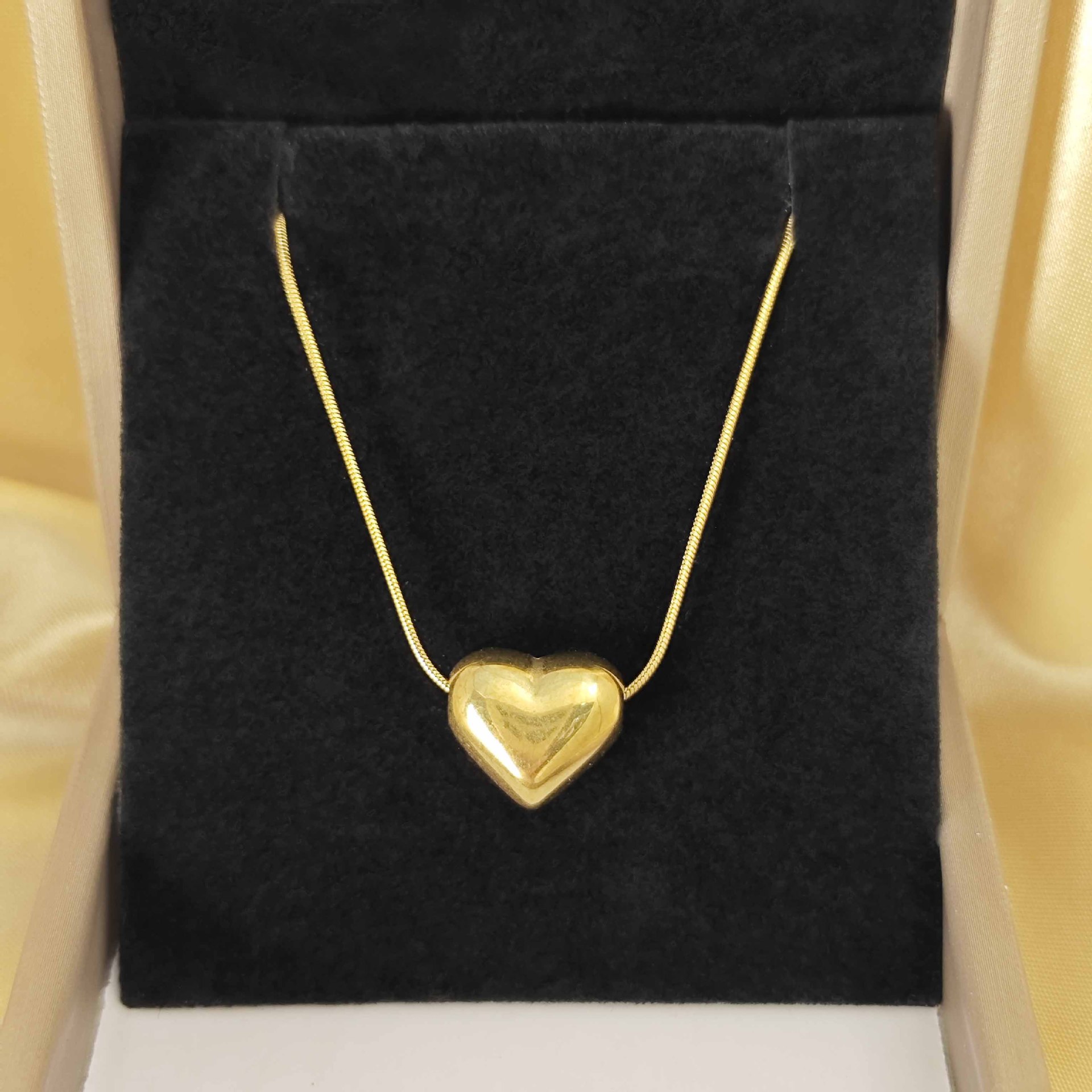 Minimal Love Shape Neckpiece_img_1