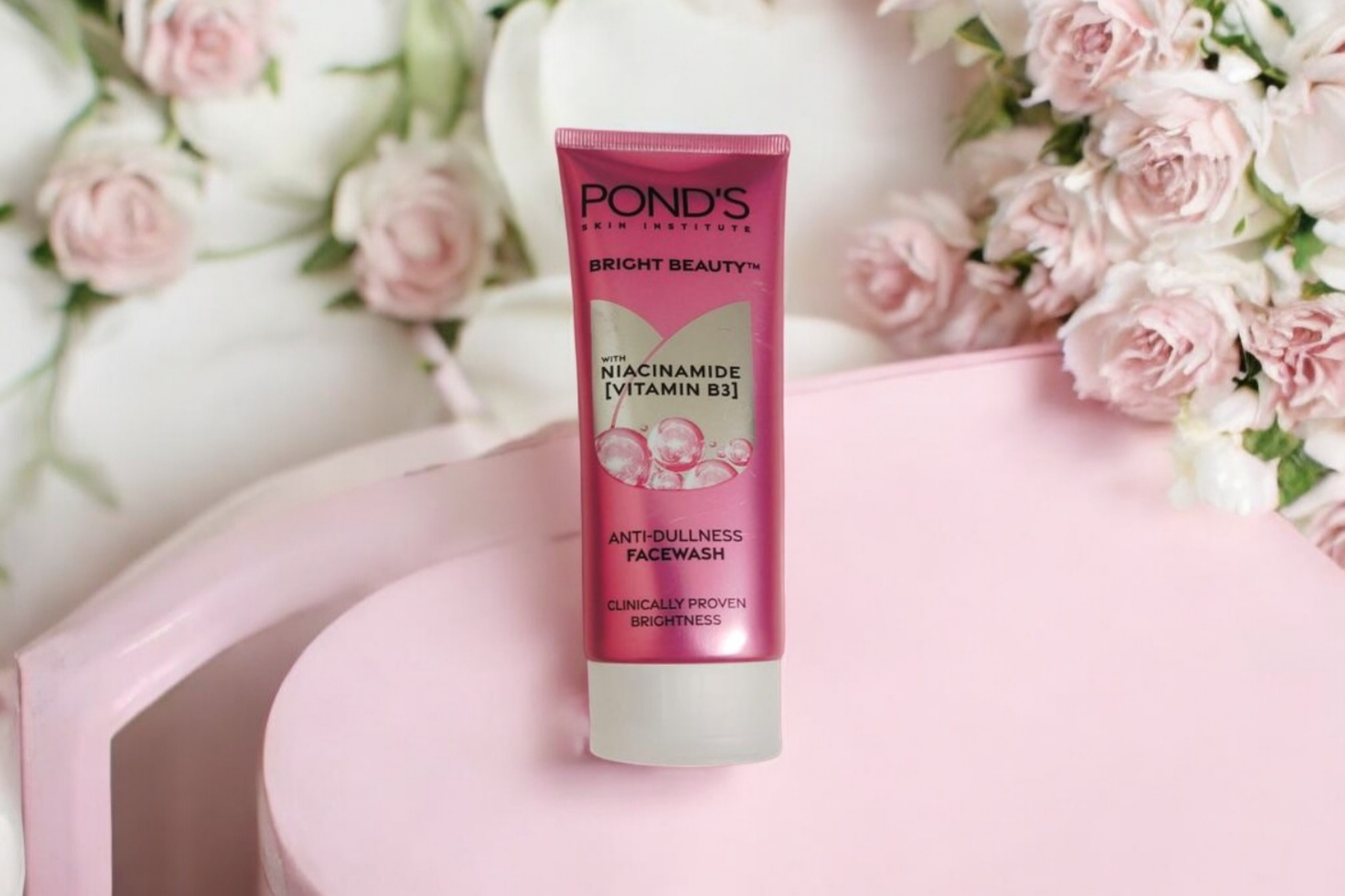 Pond's Bright Beauty Anti Dullness Face Wash with Niacinamide & Vitamin B3 100gm_img_0