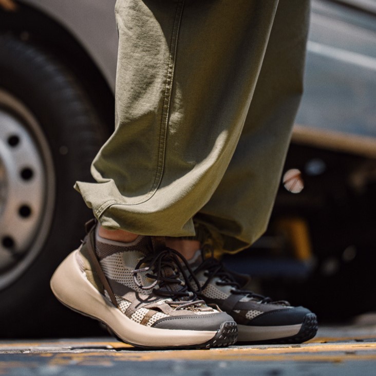 Premium lightweight and breathable sneakers._img_2