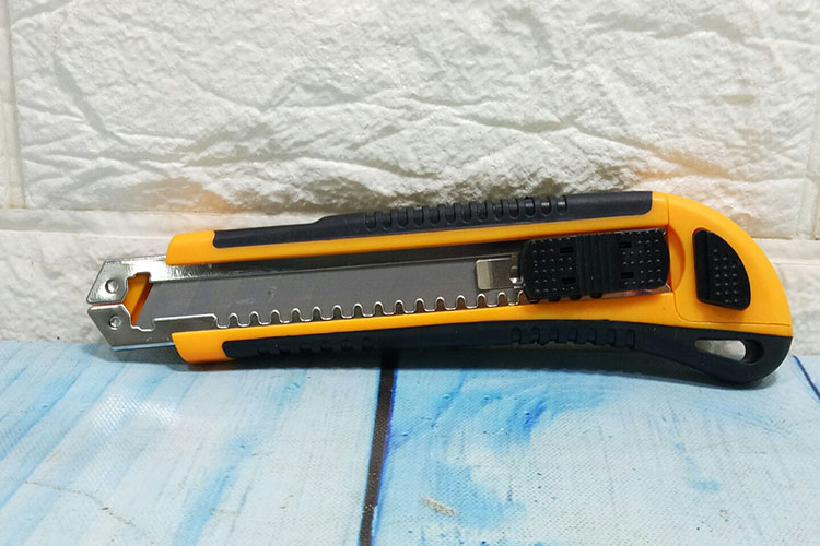 Tolsen Industrial Snap-off Cutter (18x100mm) with 3Pcs Refill Model: 30003_img_1