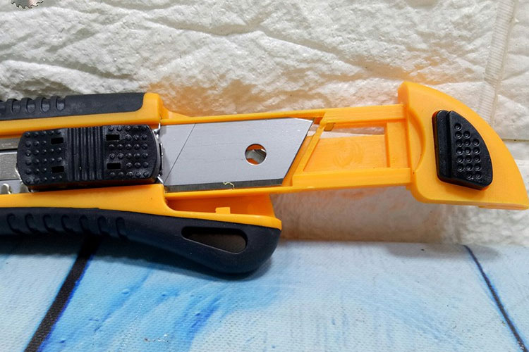 Tolsen Industrial Snap-off Cutter (18x100mm) with 3Pcs Refill Model: 30003_img_2