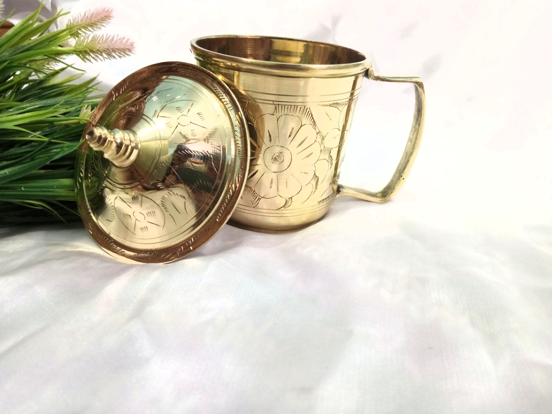 ডিজাইন করা ঢাকনা সহ পিতলের বড় মগ_img_0