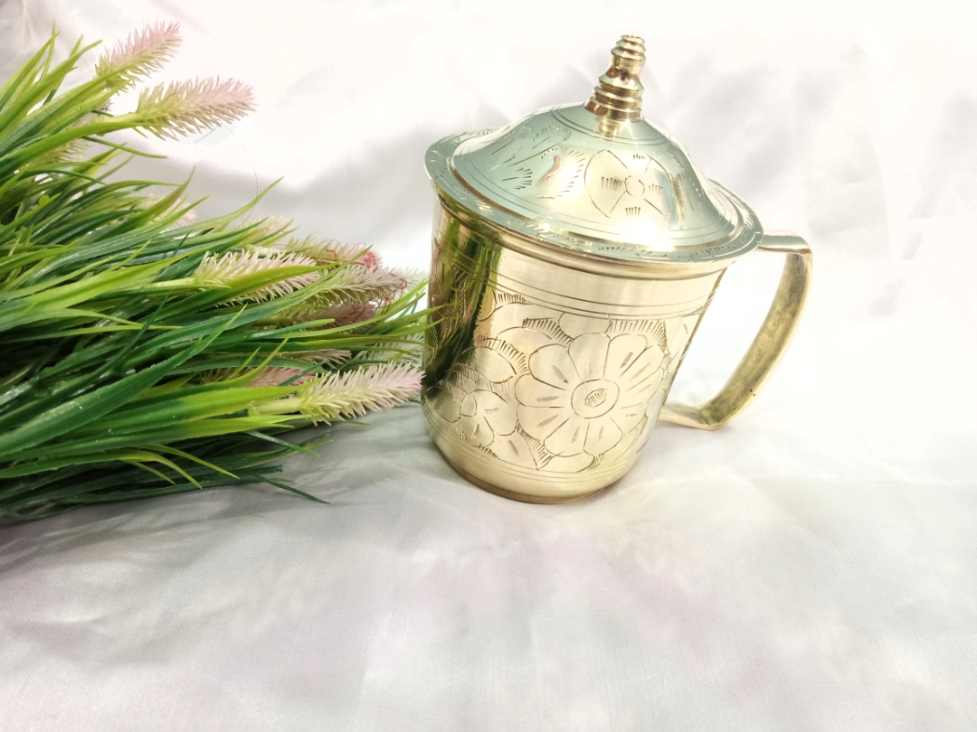 ডিজাইন করা ঢাকনা সহ পিতলের বড় মগ_img_1