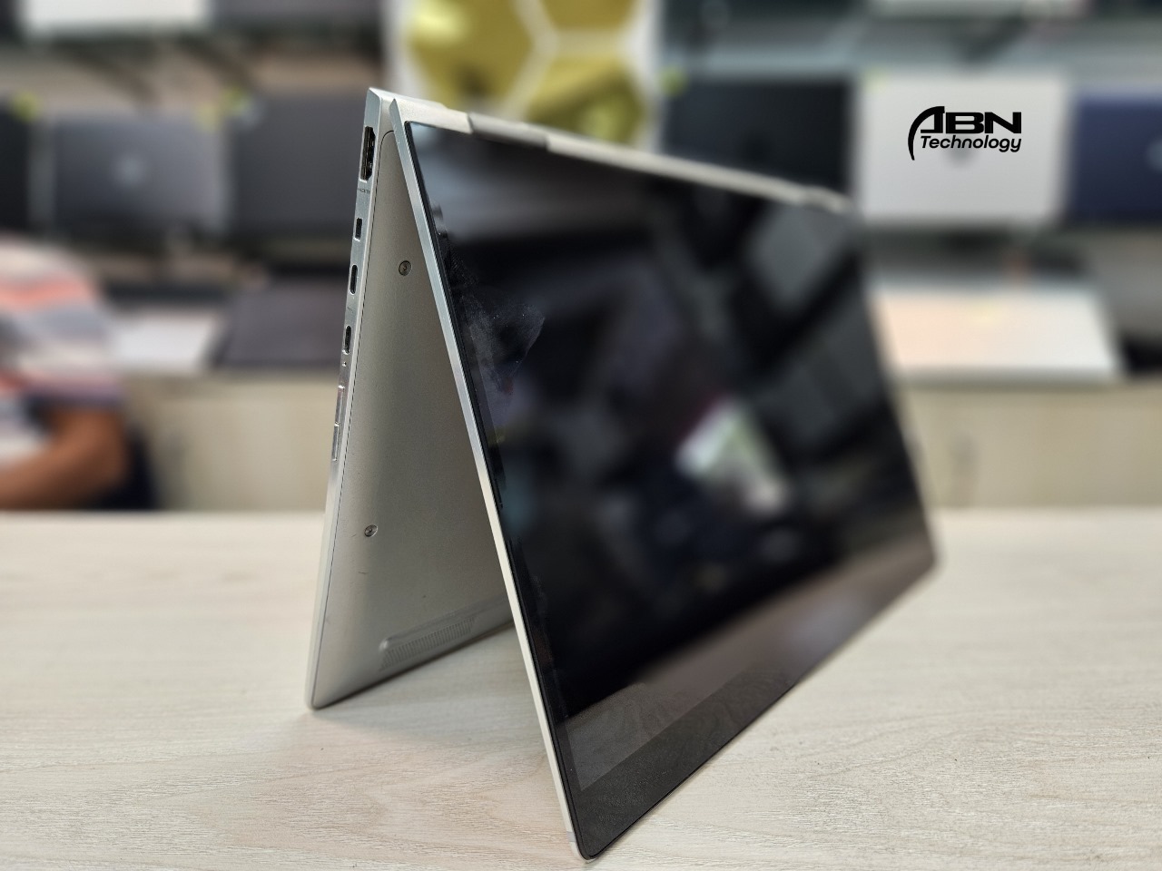 HP EliteBook 1030 G4. Core i5, 8th Gen. 8GB RAM, 256GB SSD. 13.3" X360 Touch Display