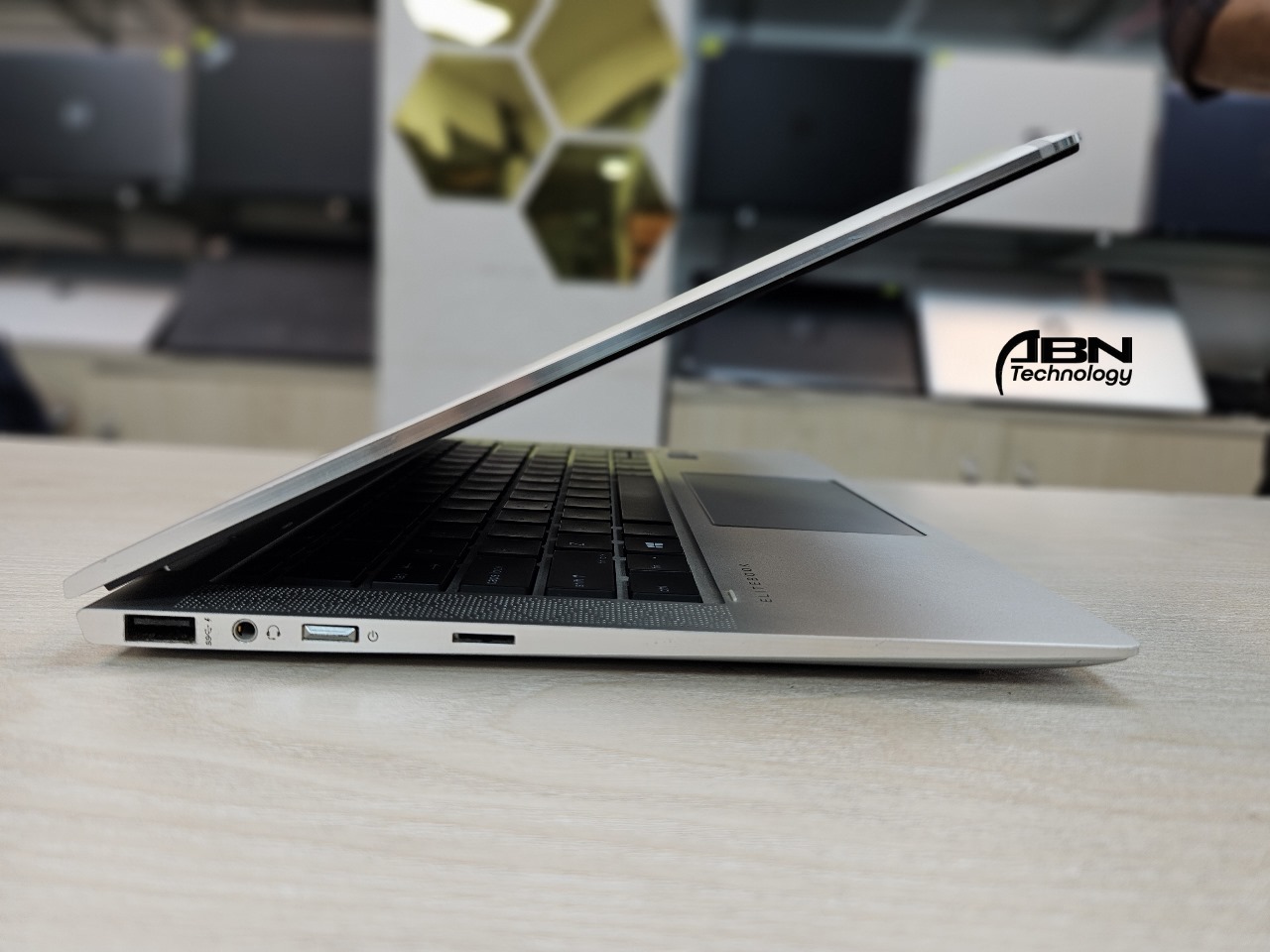 HP EliteBook 1030 G4. Core i5, 8th Gen. 8GB RAM, 256GB SSD. 13.3" X360 Touch Display_img_1