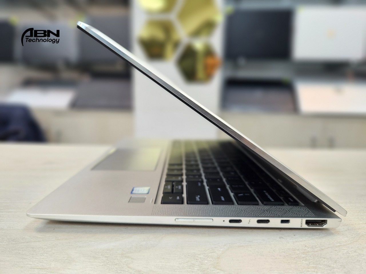 HP EliteBook 1030 G4. Core i5, 8th Gen. 8GB RAM, 256GB SSD. 13.3" X360 Touch Display_img_2