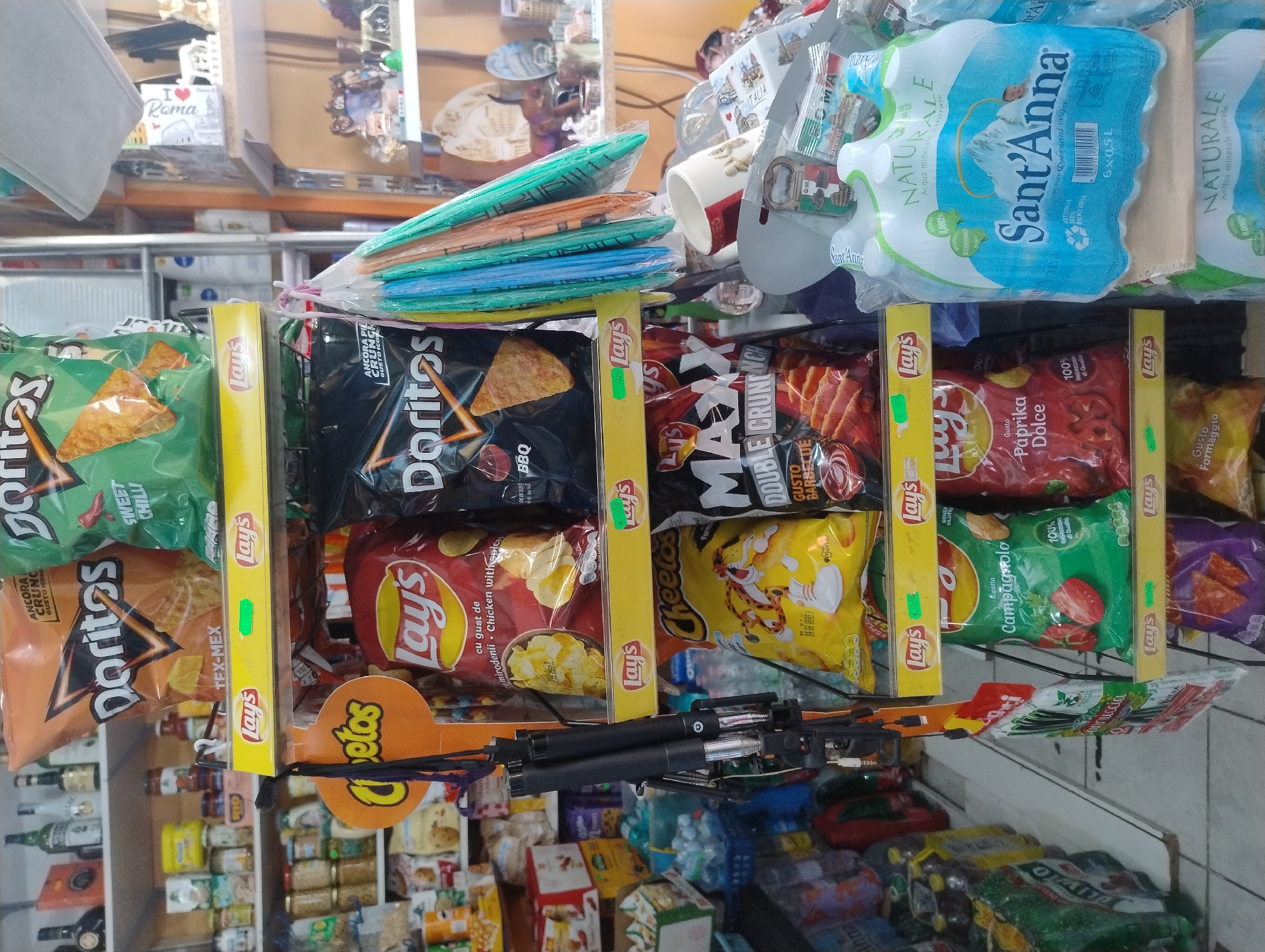 lays dorritosclassica.bbq. sweet chilli. lays classica.gusto chicken. lays max gusto barbecue.paprika dolce. ampagnolo. cheetos. gusto formaggio.lays max gudto lime chilli