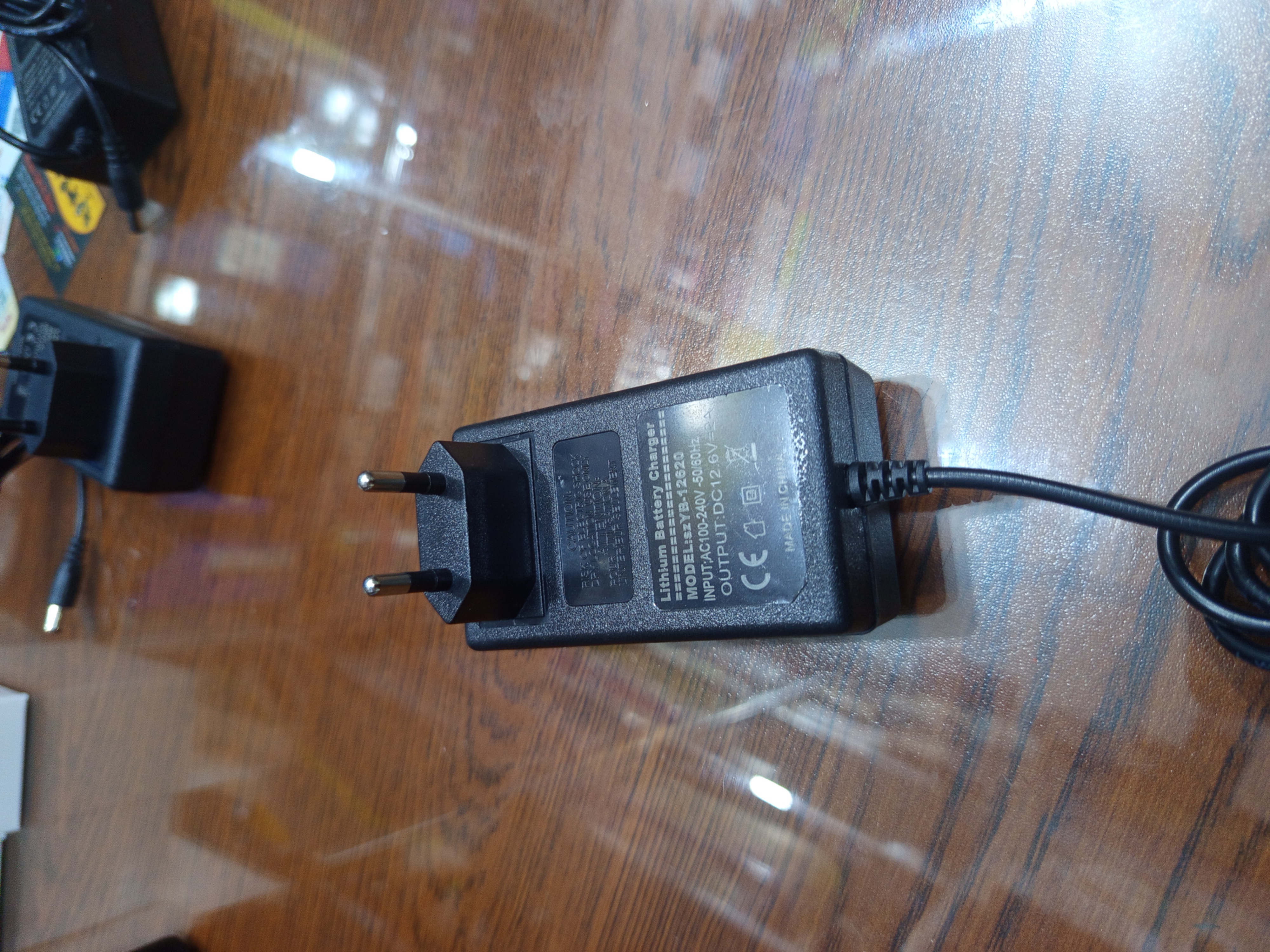 12.6V2A Li-ion Battery Charger 11.1V12V3 Series 18650 Li-ion Battery Polymer Charger_img_3