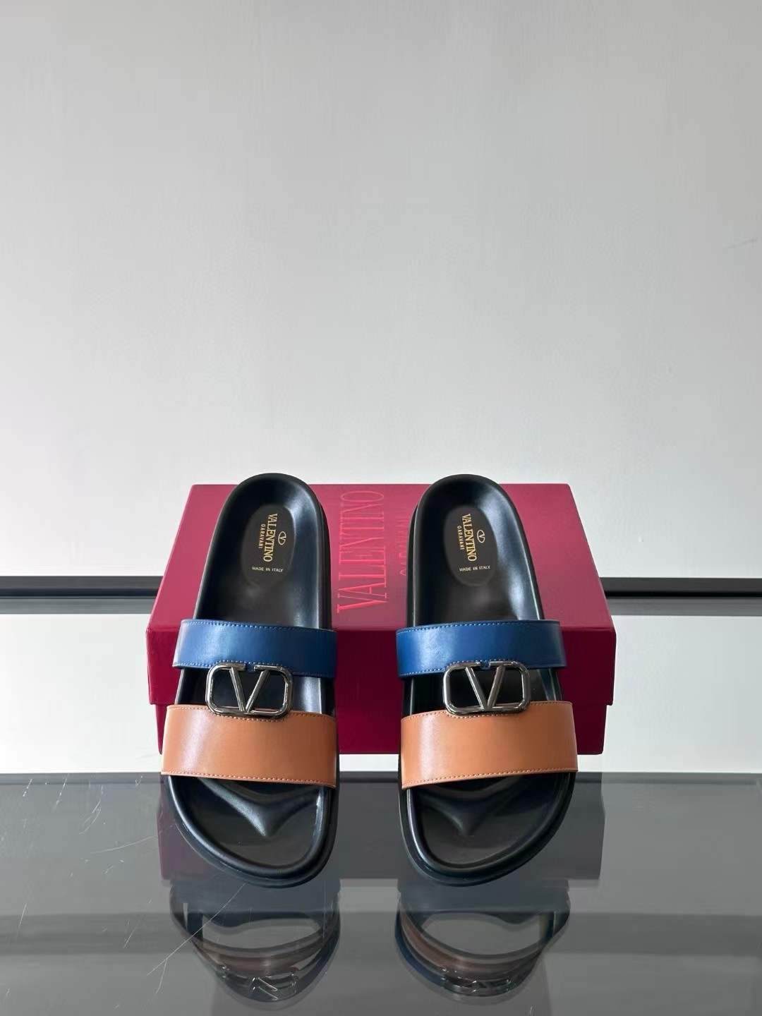 Valentino Garavani Sandals (1:1)_img_0