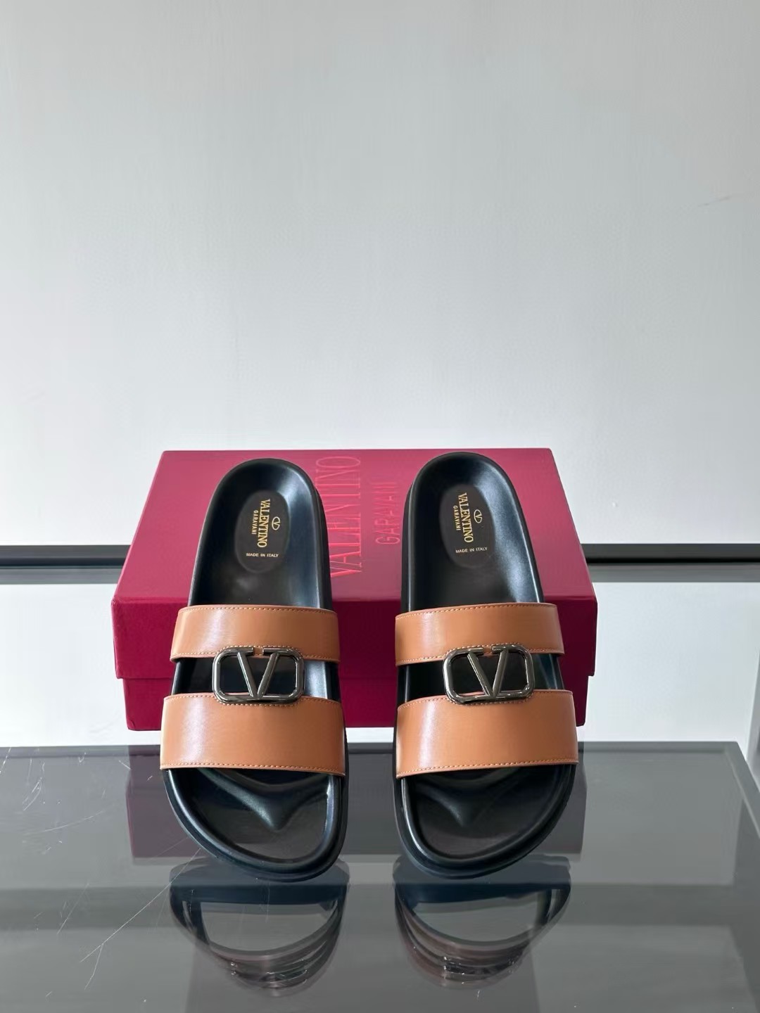 Valentino Garavani Sandals (1:1)_img_3