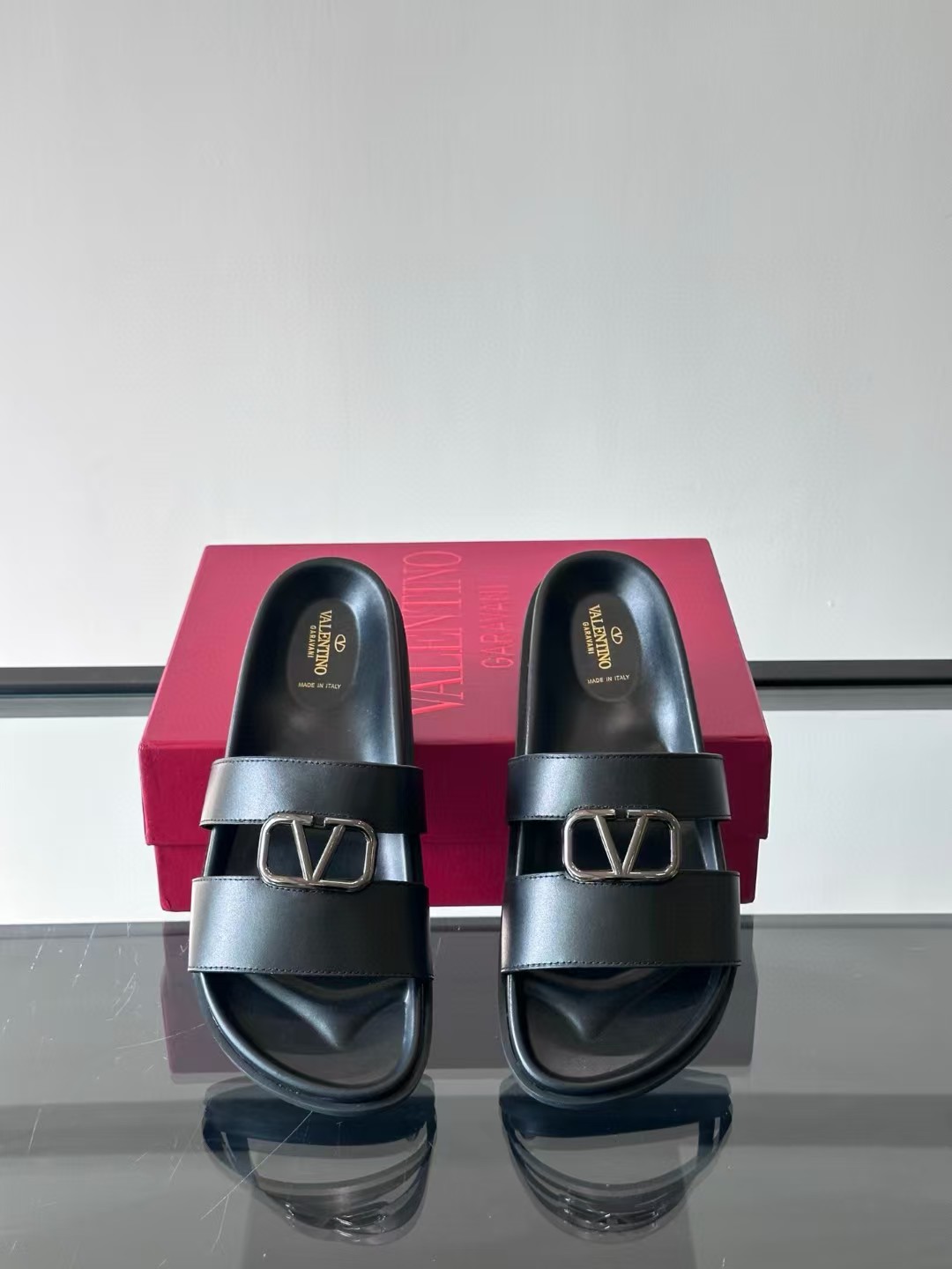 Valentino Garavani Sandals (1:1)_img_1